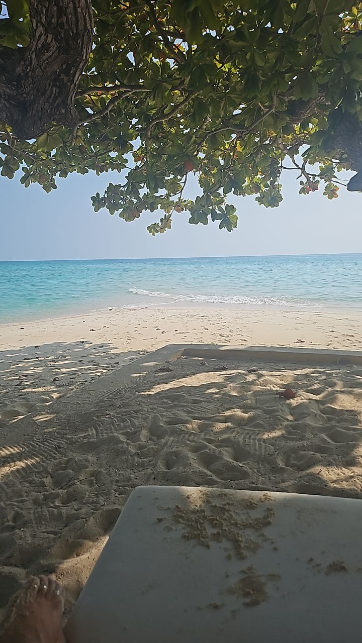 Descanso à sombra na praia em Zanzibar